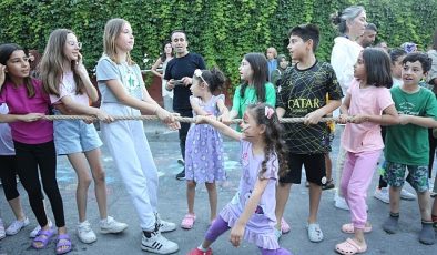 Küçükçekmece Belediyesi, “Sokakta Oyun Var" etkinliği ile unutulmaya yüz tutmuş sokak oyunlarını çocuklarla buluşturdu